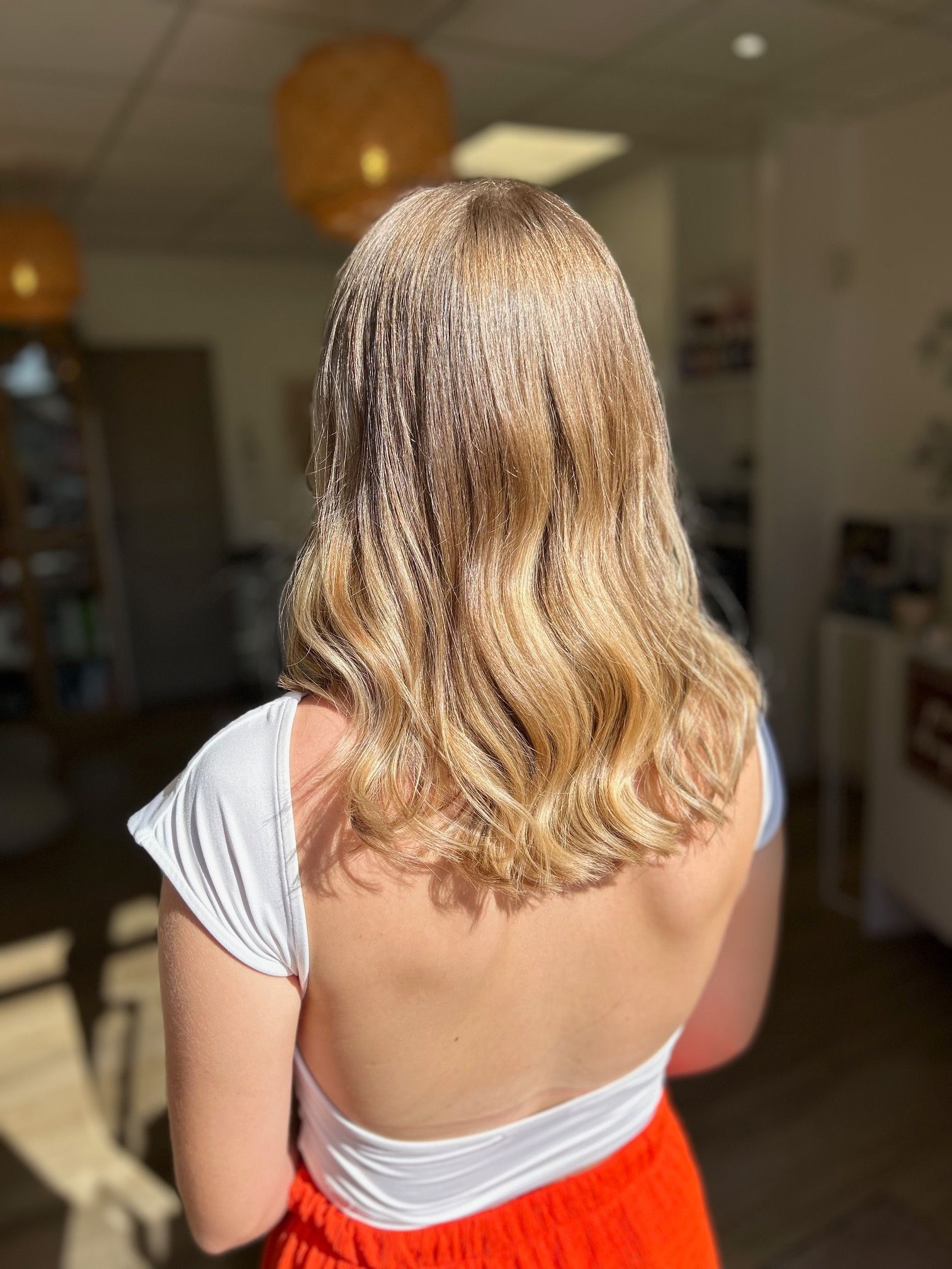 Cheveux longs, couleur châtain clair