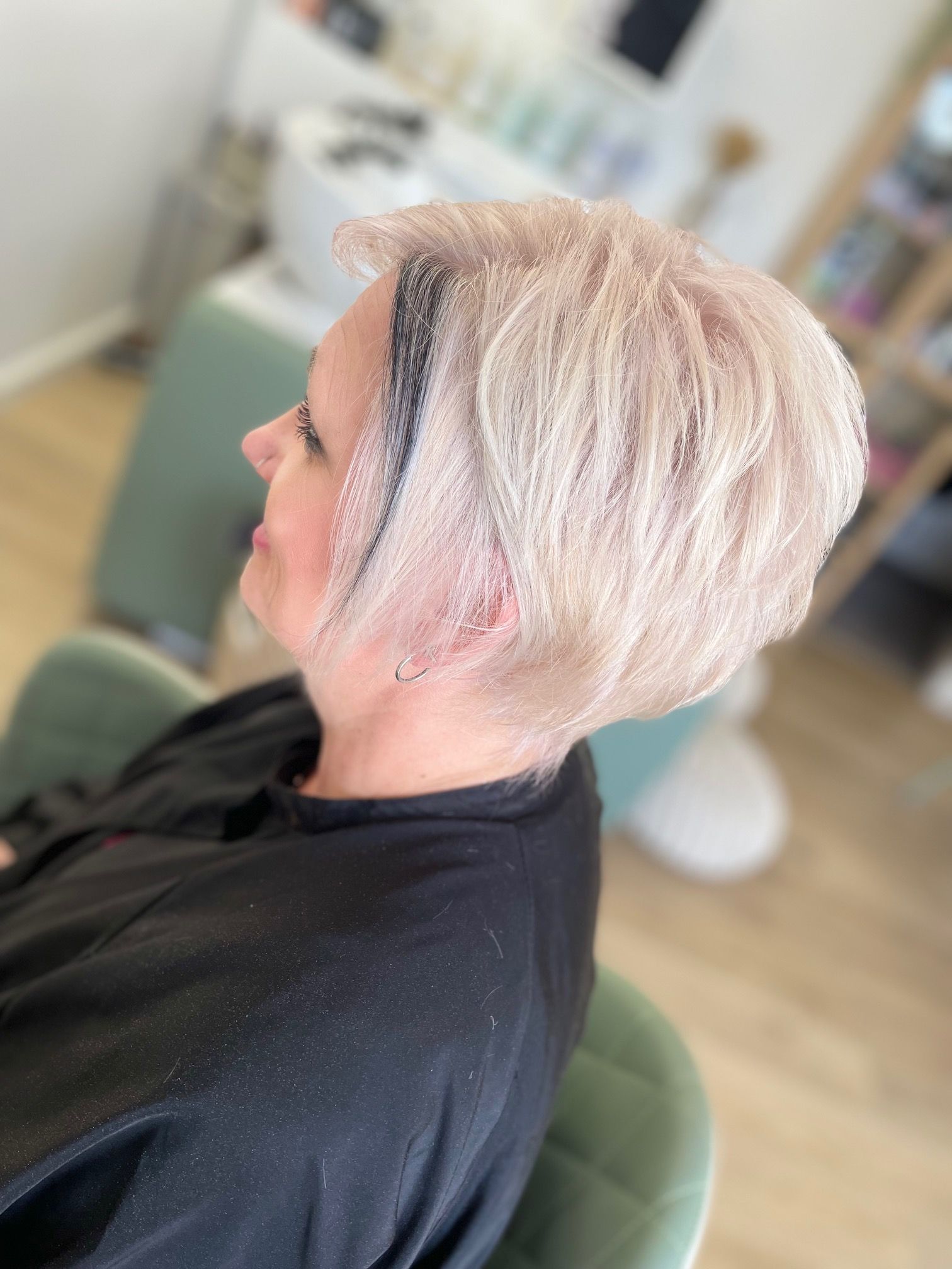 Coloration capillaire, coupe courte, couleur blond clair