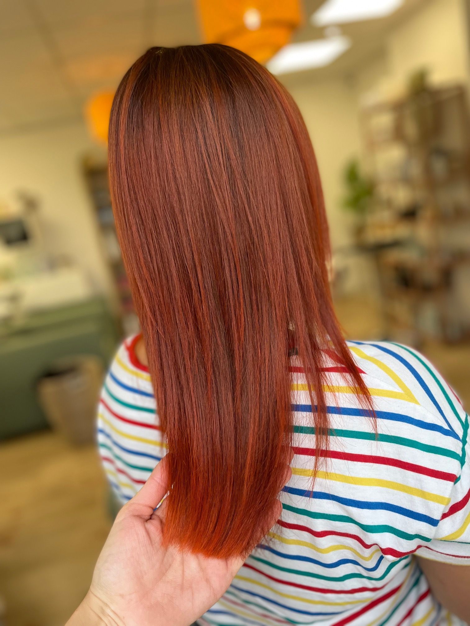 Coloration capillaire, cheveux longs, couleur rouge