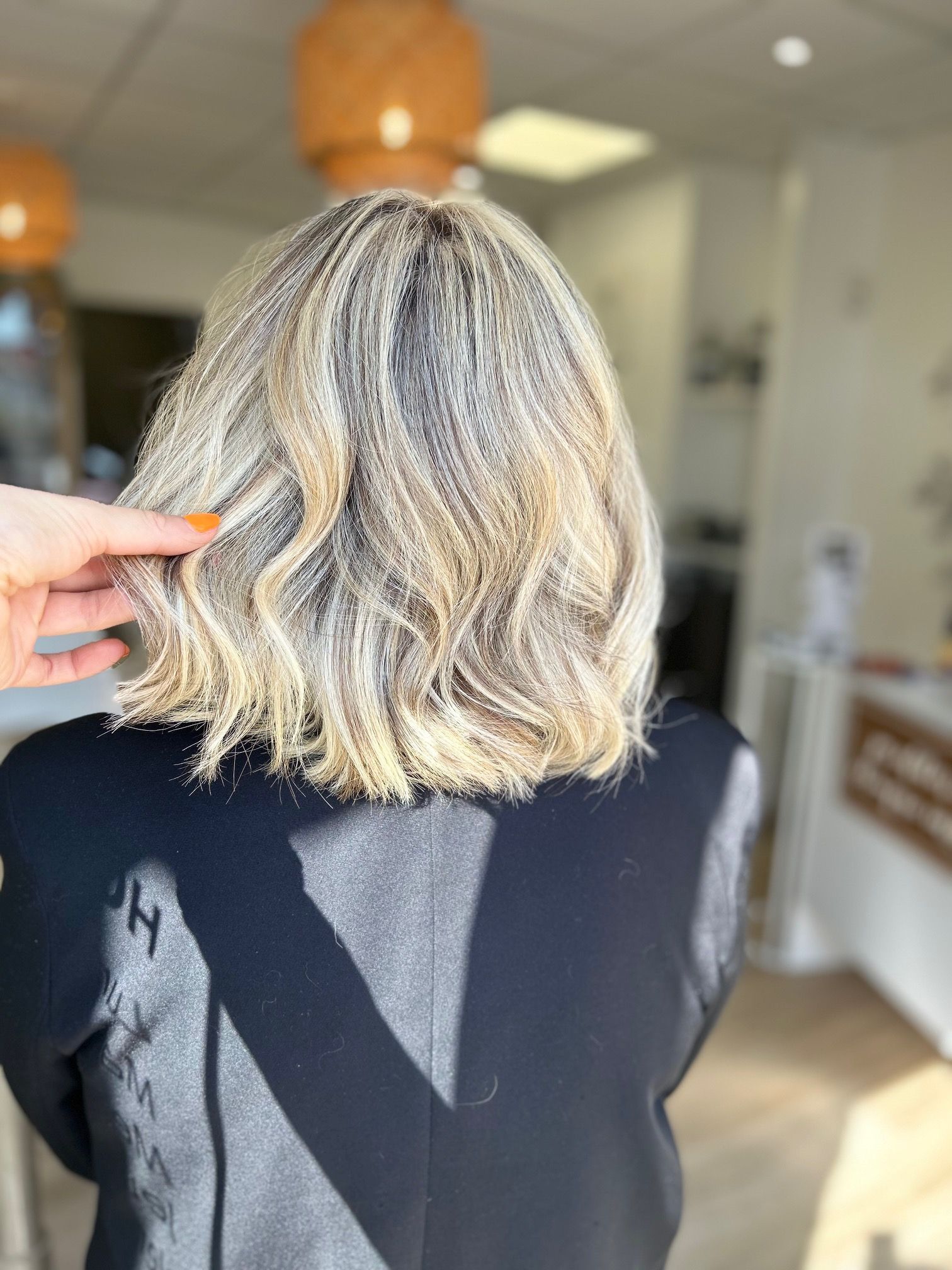 Coloration capillaire, coupe au carré, couleur blond clair