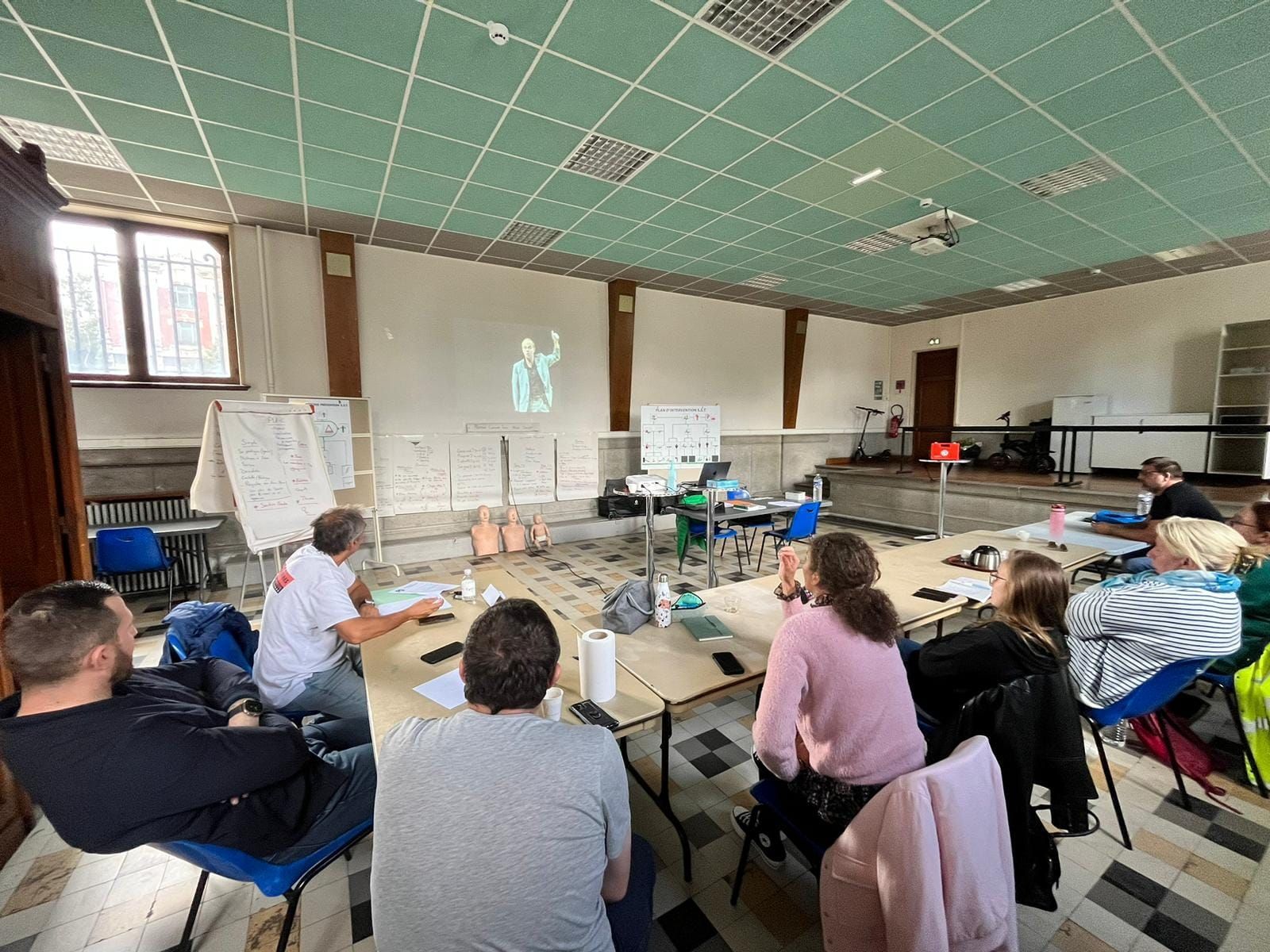Des stagiaires devant un écran pendant une formation.