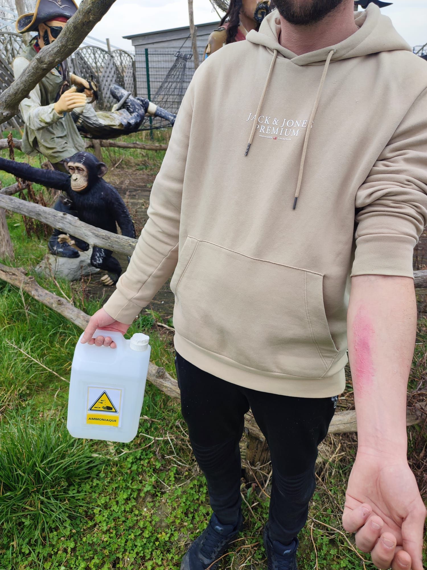 Une femme s'occupant d'un homme sous une couverture de survie.