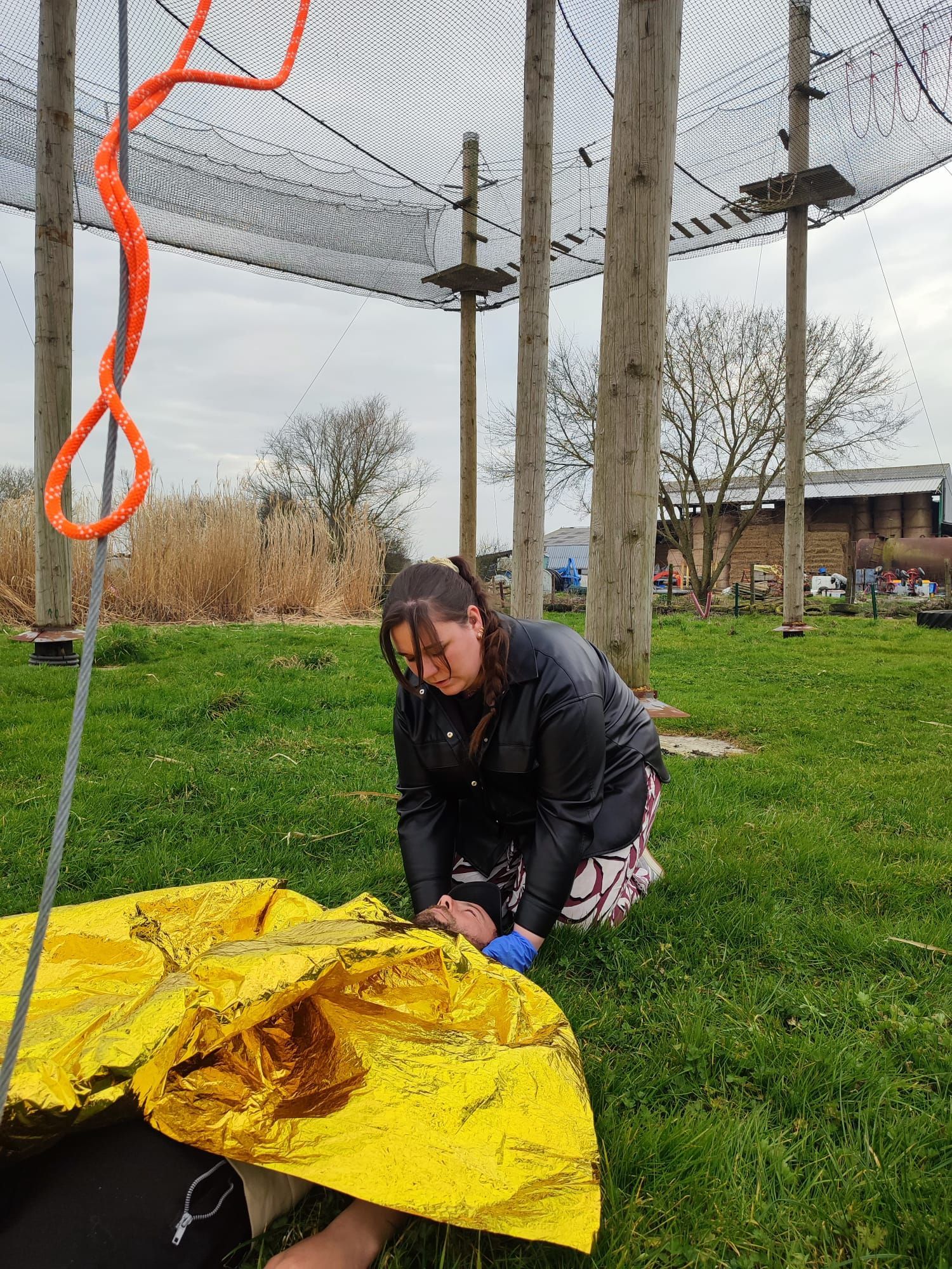 Un homme écoutant la respiration d'un homme allongé au sol.