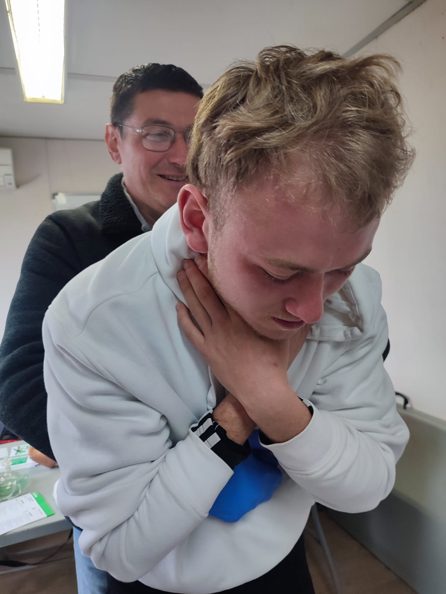 Un homme se tenant la gorge lors d'un exercice.