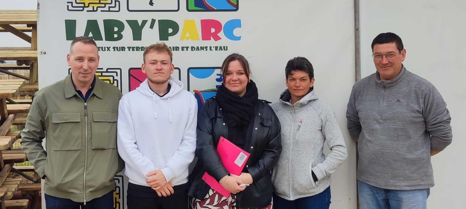 Des stagiaires alignés devant le camion du parc.