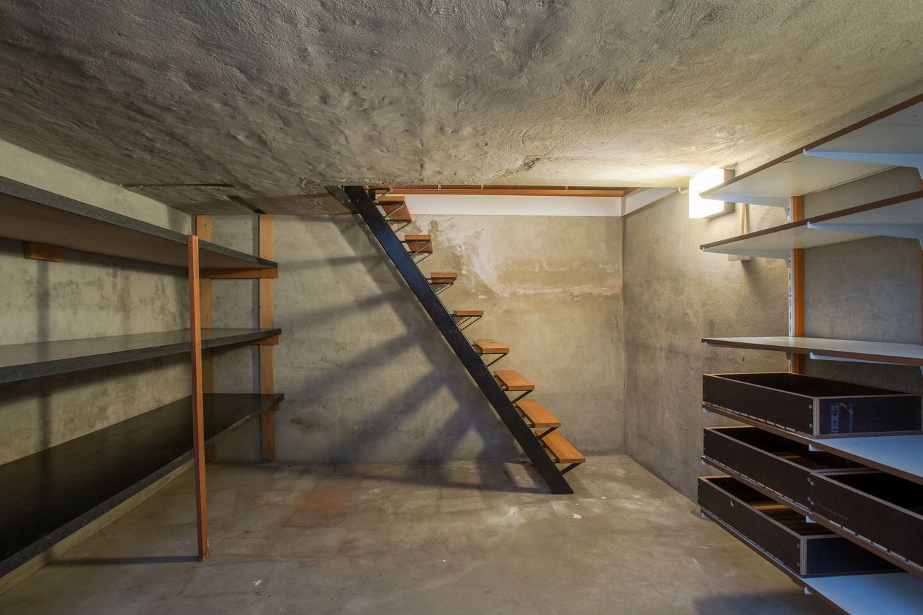 Escalier en bois menant au sous-sol