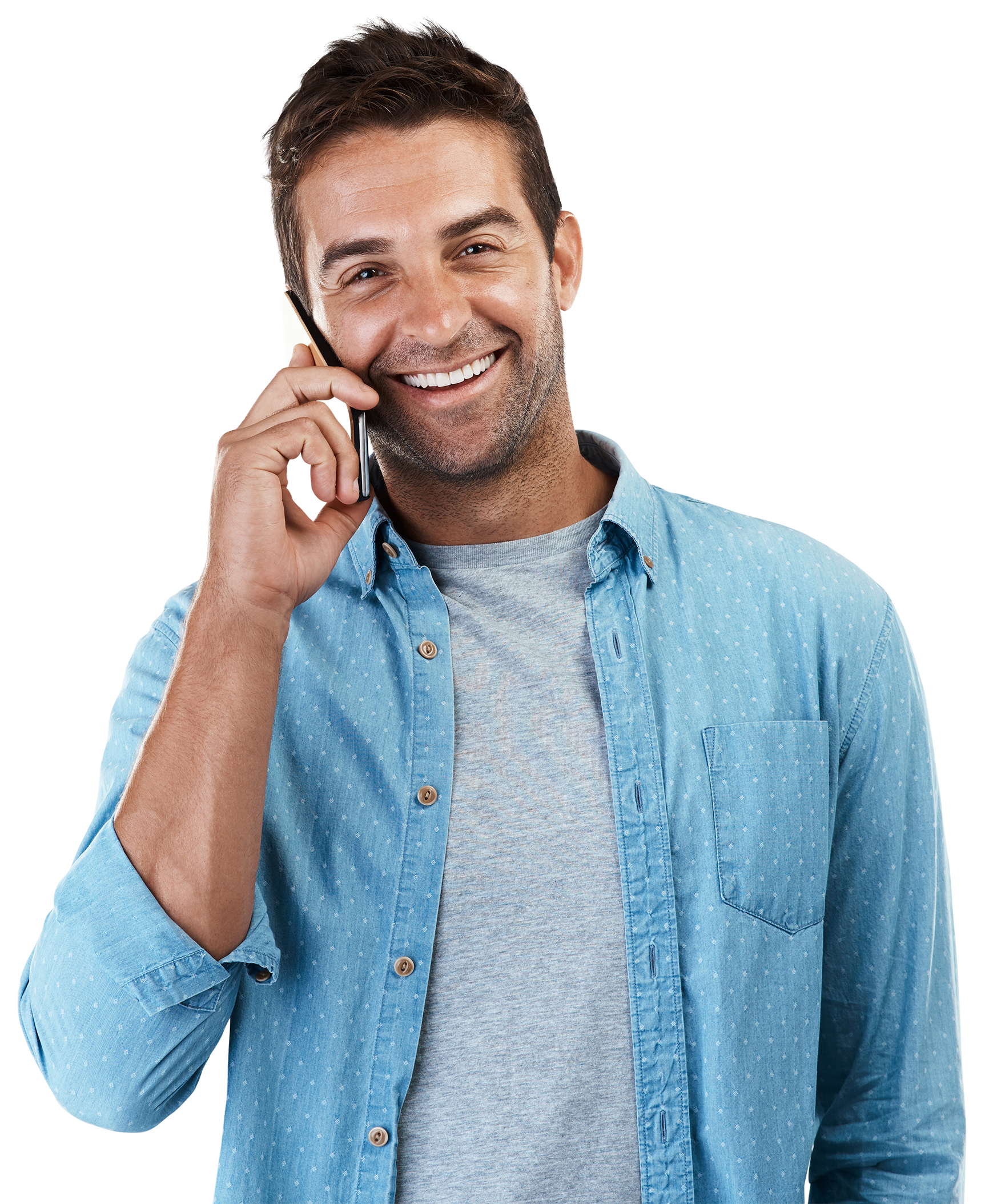 Un homme souriant au téléphone