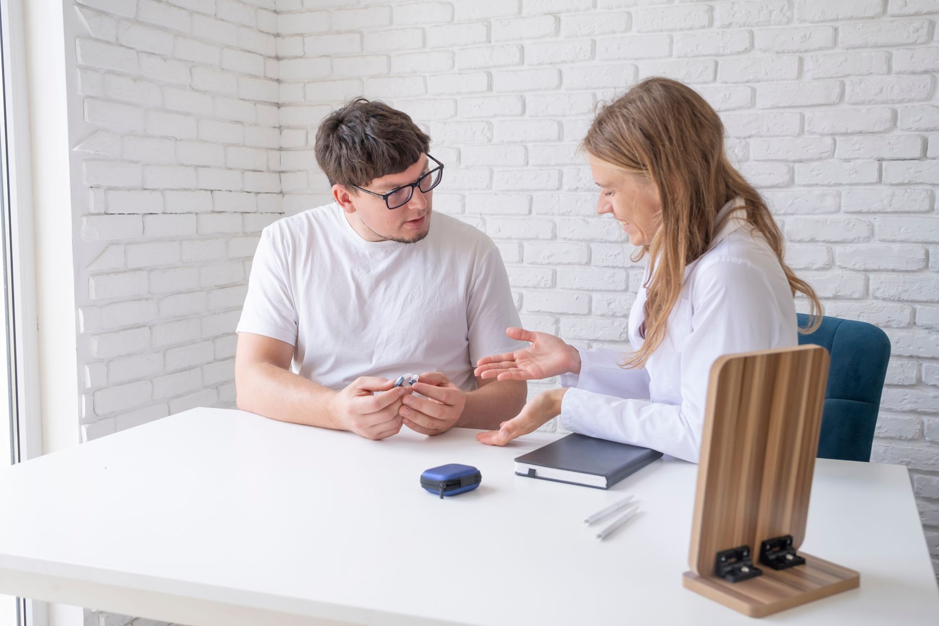 Un homme de dos portant un appareil auditif