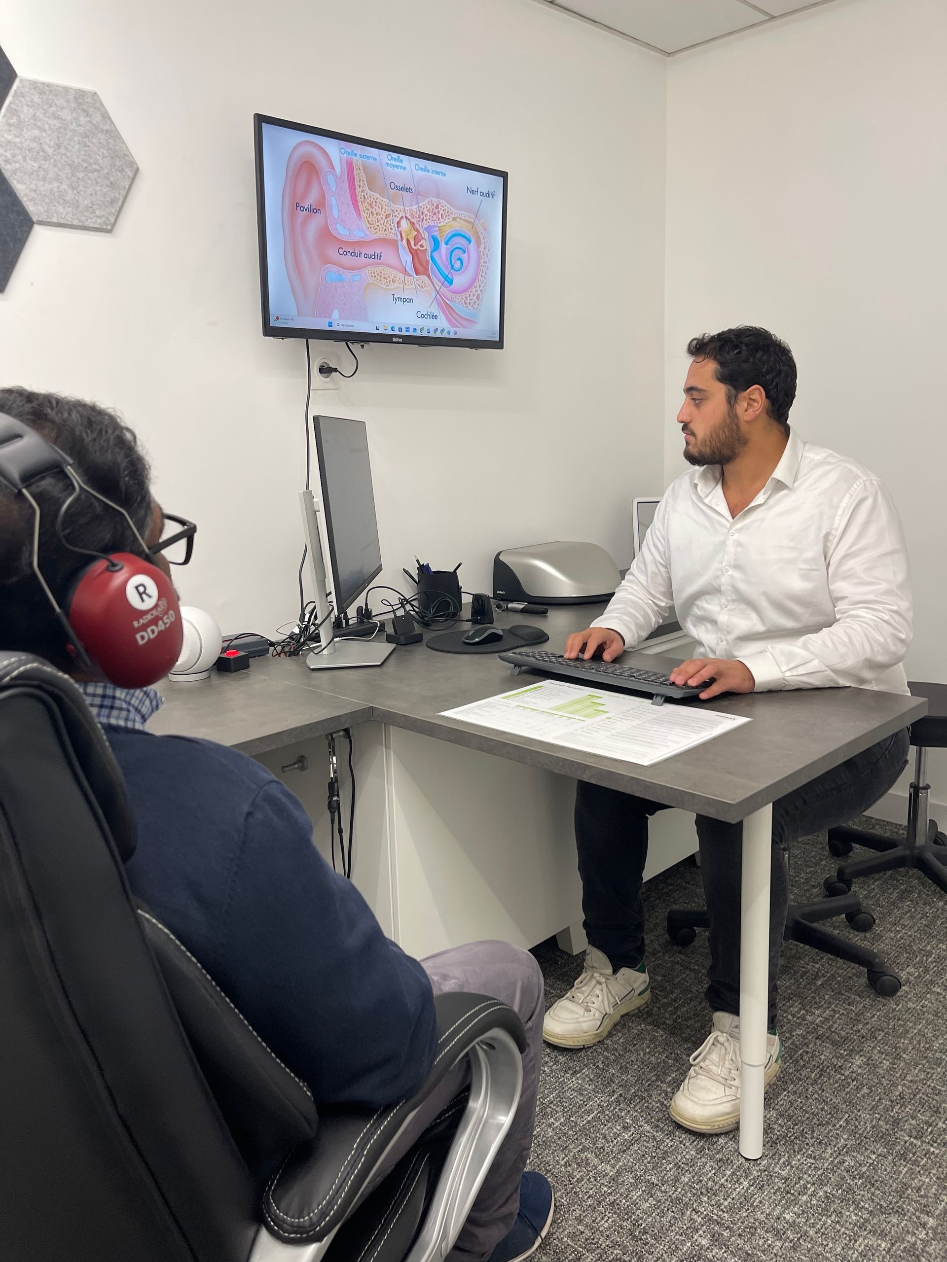 Audioprothésiste de Vibrasons avec un client