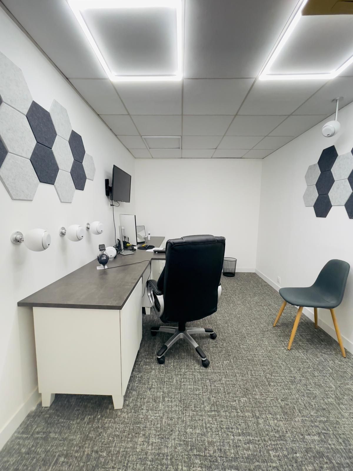 Femme essayant un appareil auditif