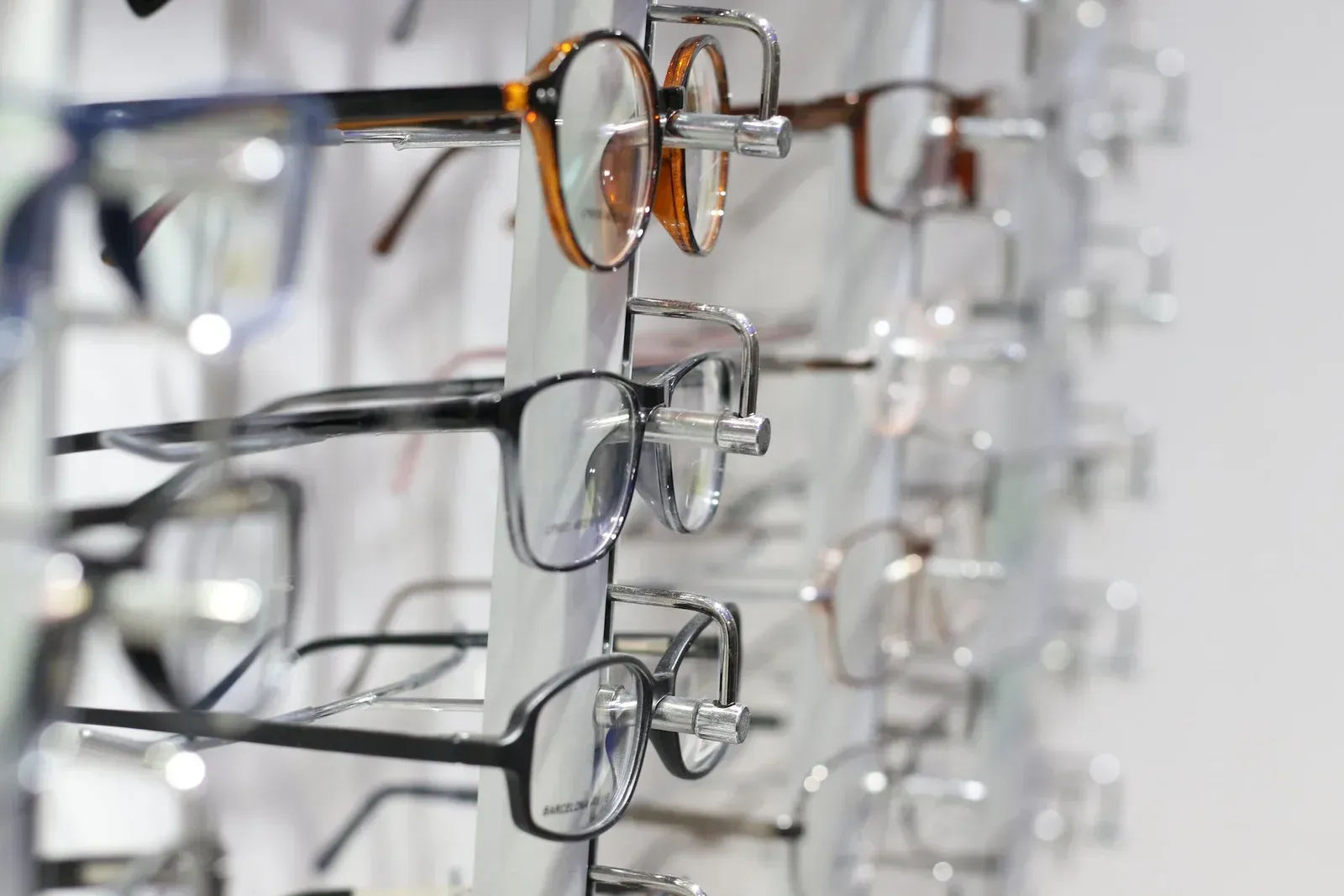 Lunettes en exposition dans un magasin Vibrasons