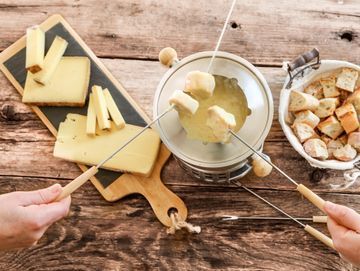 Fromagerie Vaucher - gruyère AOP et vacherin fribourgeois AOP – préparation pour fondue moitié moitié