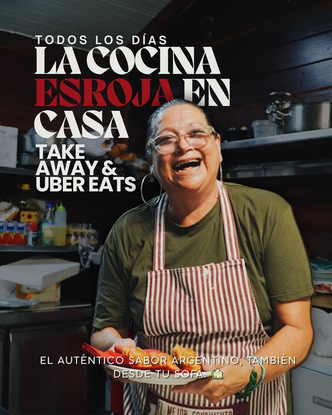 Mujer con delantal sosteniendo comida sonríe, con el texto 