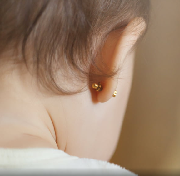 Petite fille avec deux boucles d'oreille