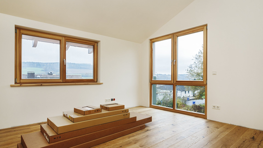 Appartement avec fenêtre et baie vitrées bois
