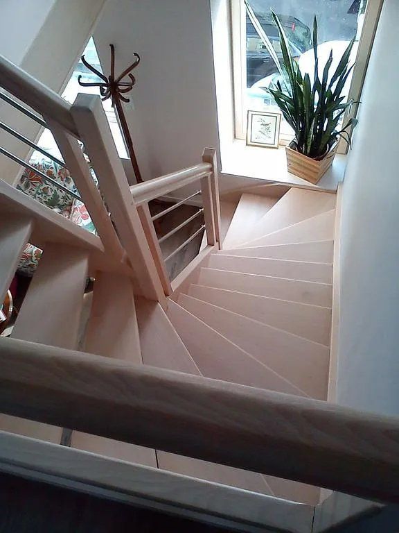 Escalier avec rembarde en bois