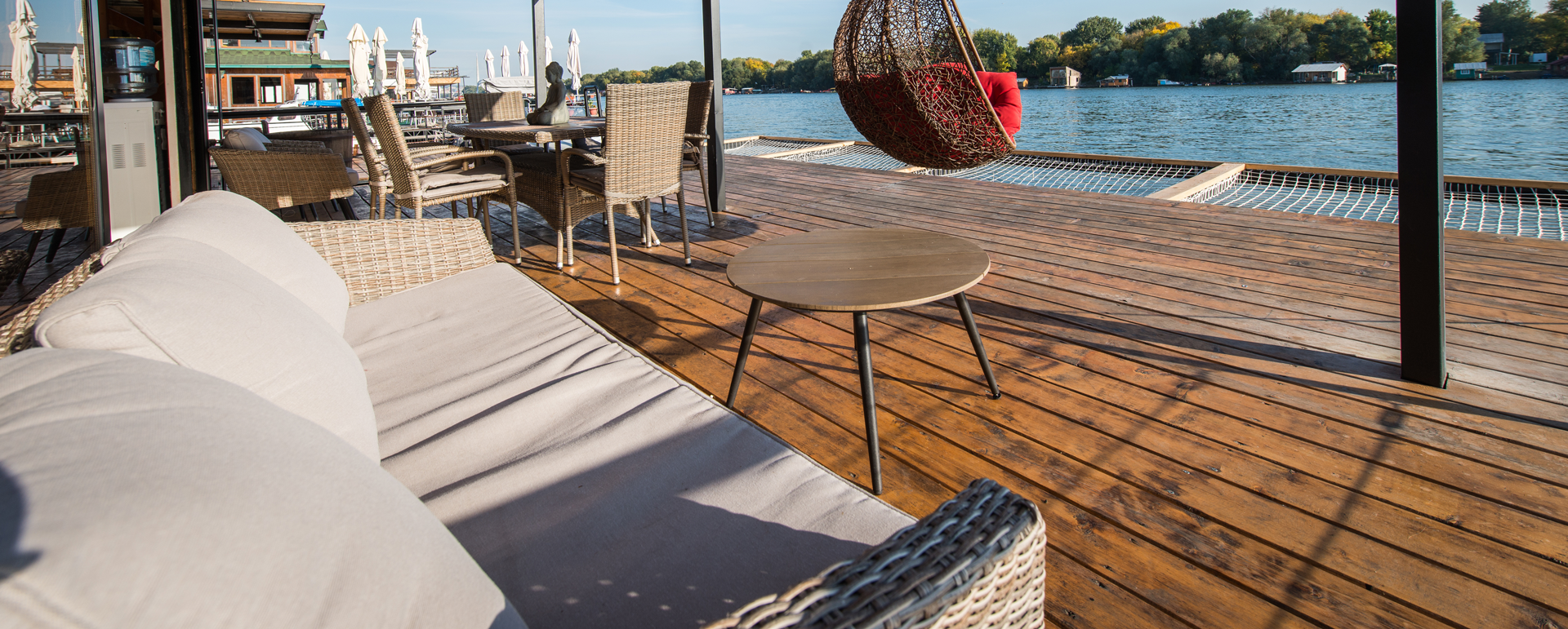 Terrasse en bois teinté au bord de l'eau