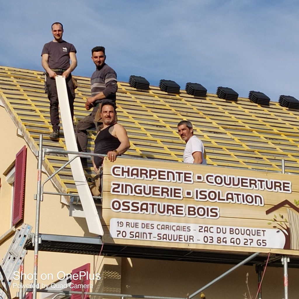 Artisans couvreurs sur toiture