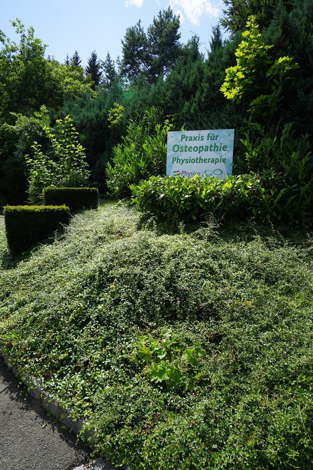 Inmitten eines üppigen grünen Feldes steht ein Schild.