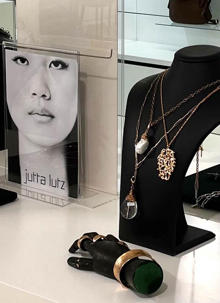 Eine Schmuckausstellung mit einem Bild einer Frau im Hintergrund