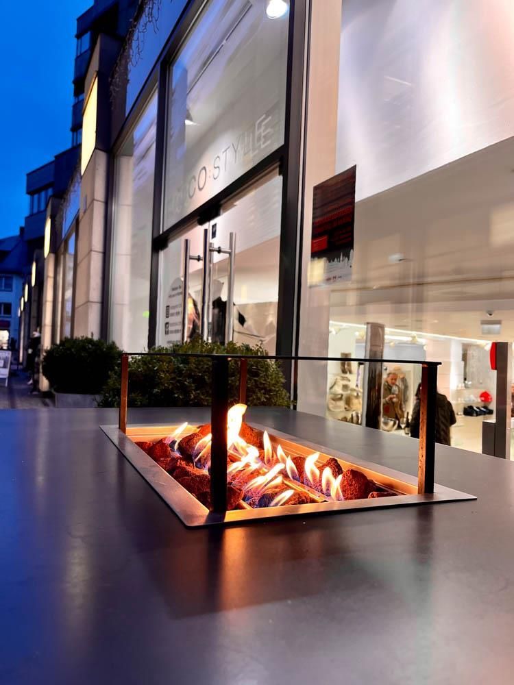 Ein Kamin vor einem Geschäft mit der Aufschrift „Aostyle“