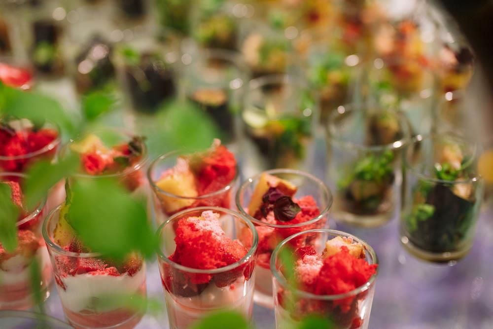 In den Gläsern auf dem Tisch befinden sich viele unterschiedliche Speisen.