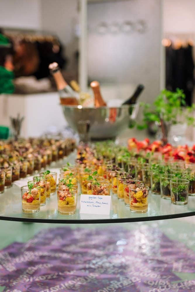 Es kommen viele unterschiedliche Speisen auf den Tisch.