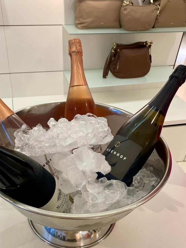 Zwei Flaschen Wein liegen in einer Schüssel mit Eis