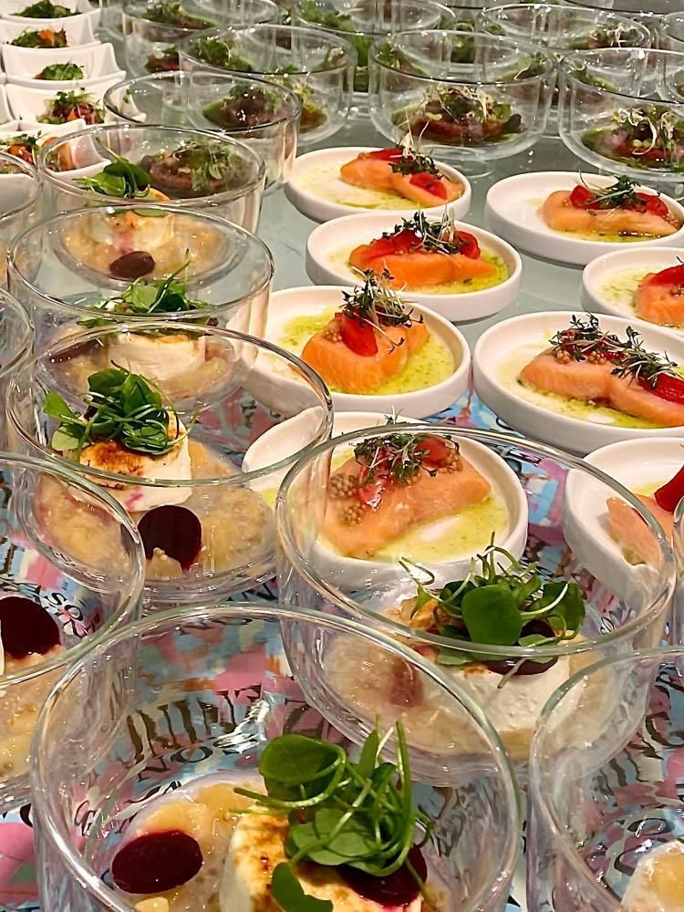 In den Gläsern auf dem Tisch befinden sich viele unterschiedliche Speisen.