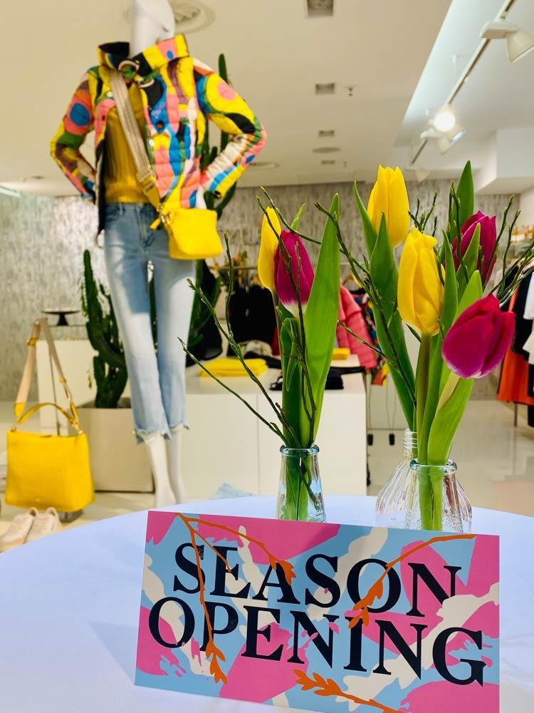 Ein Schild mit der Aufschrift „Saisoneröffnung“ steht auf einem Tisch in einem Geschäft