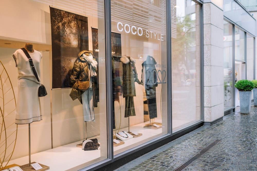 Ein Schaufenster mit Kleidern auf Schaufensterpuppen darin.