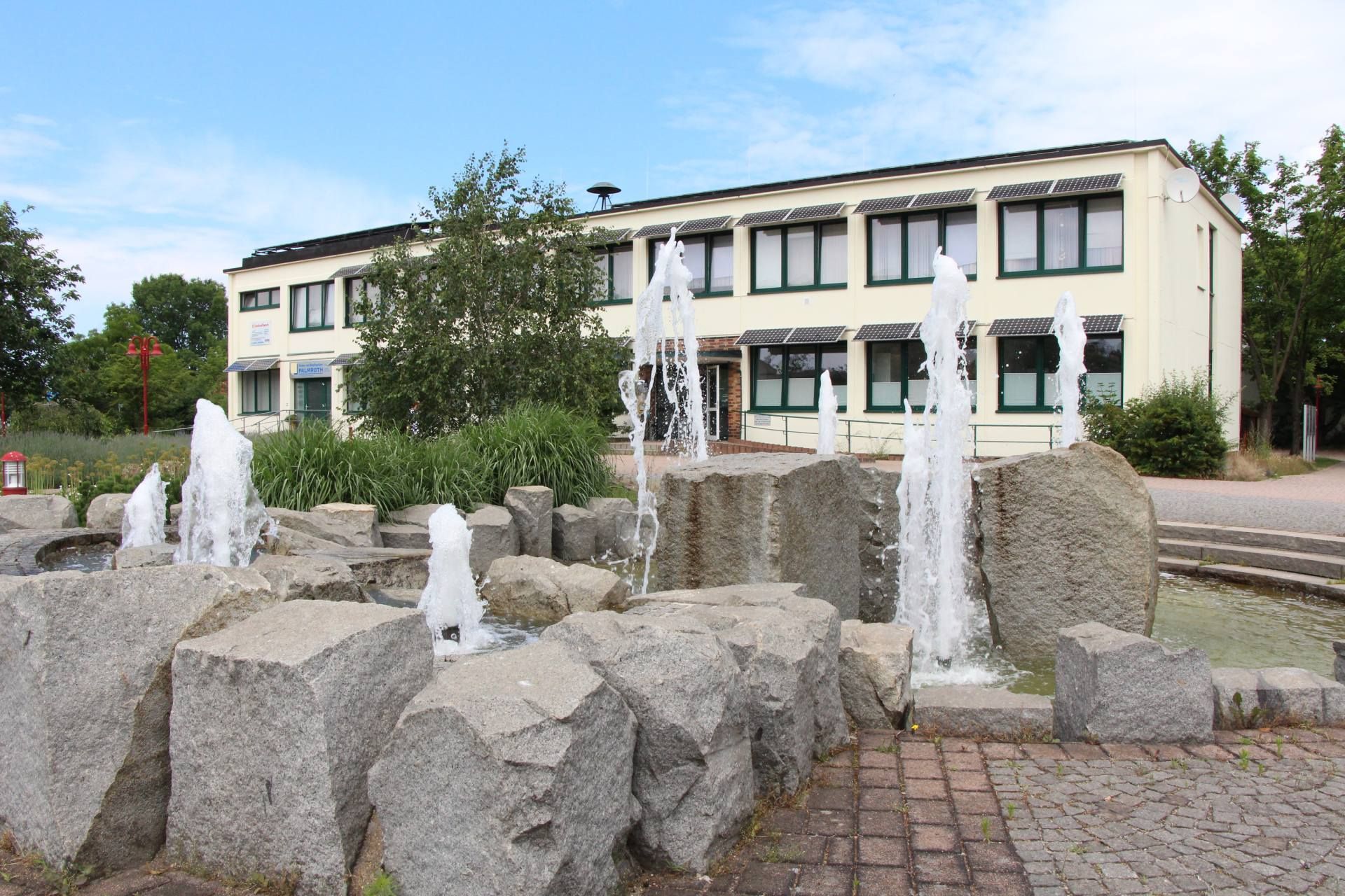 Einrichtung von außen mit Fontänen