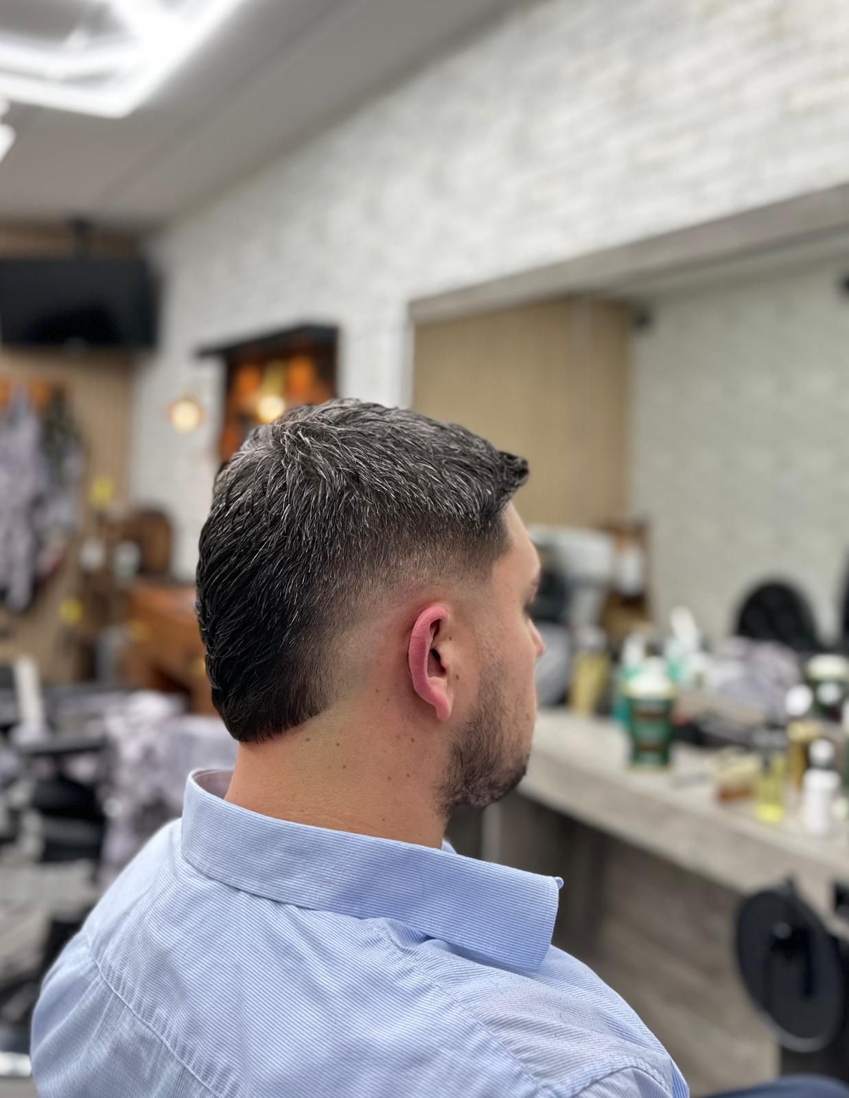 Herrenhaarschnitt faded mit gepflegten Bart