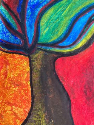 Peinture abstraite et colorée d'un arbre aux feuilles bleu-vert et au tronc sombre sur fond orange et rouge.