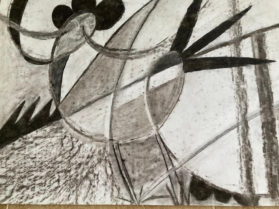 Croquis abstrait en noir et blanc de formes végétales courbes et de lignes entrecroisées sur papier texturé.