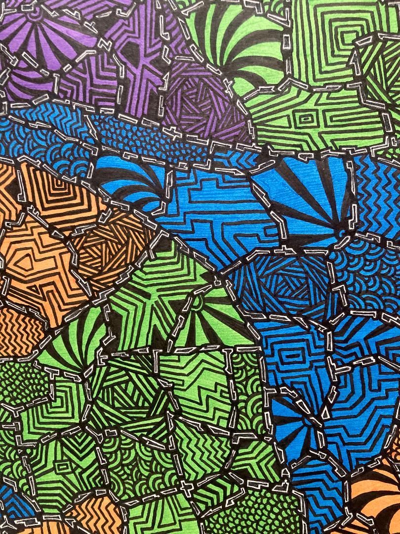 Mosaïque abstraite colorée de formes à motifs bleus, verts, violets et orange.