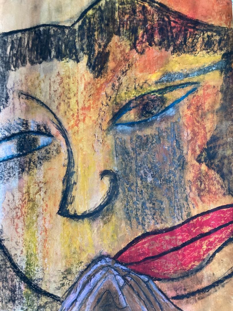 Gros plan abstrait d'un visage stylisé aux yeux bleus, aux tons jaune-orangé et aux lèvres rouges, le tout réalisé à grands coups de pinceau.