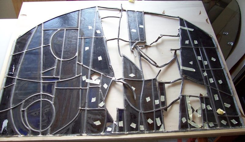 Un vitrail brisé est posé sur une table