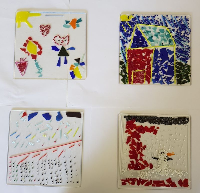 Quatre morceaux de verre carrés avec des motifs différents dessus