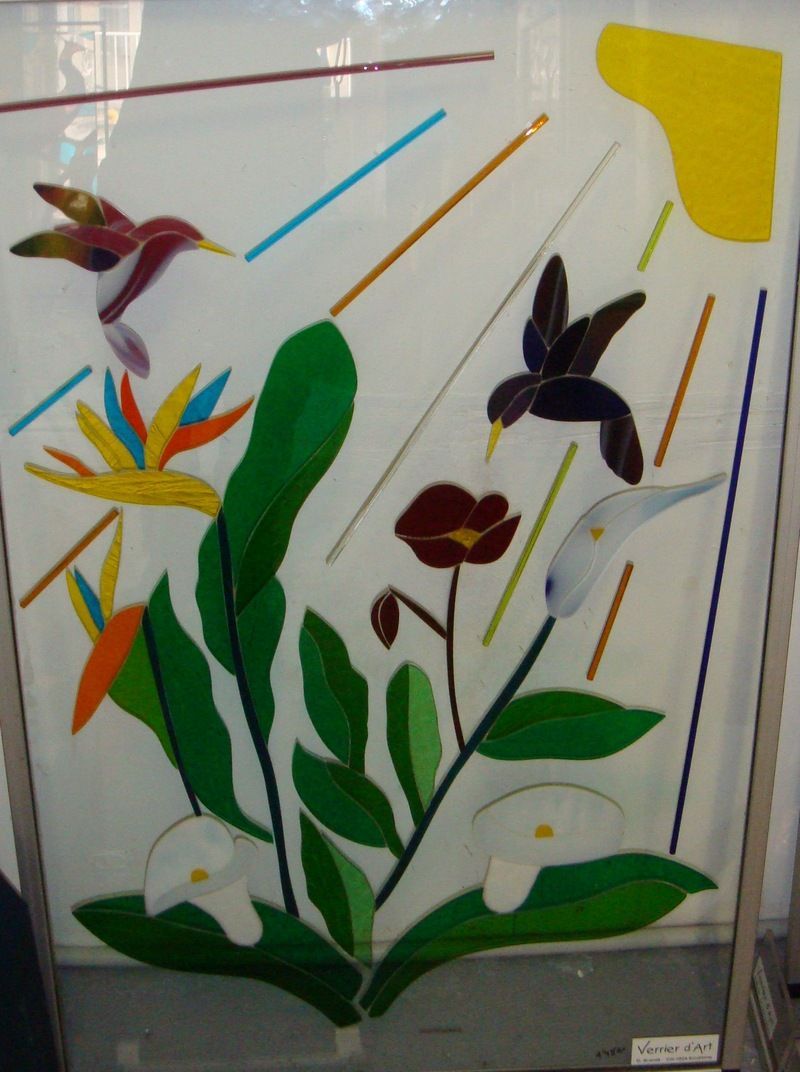 Une peinture de fleurs et d'oiseaux sur fond blanc