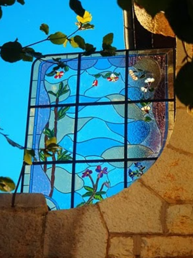 Un vitrail avec des fleurs dessus