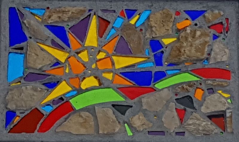 Un vitrail avec un soleil au milieu