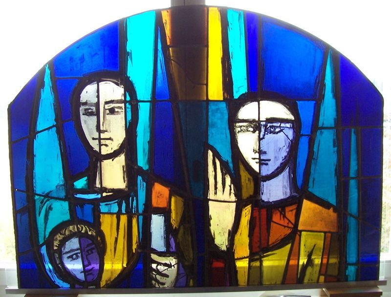 Un vitrail montre deux personnes debout l'une à côté de l'autre