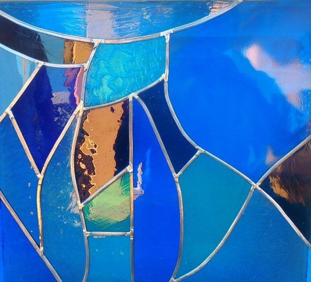 Un vitrail à fond bleu