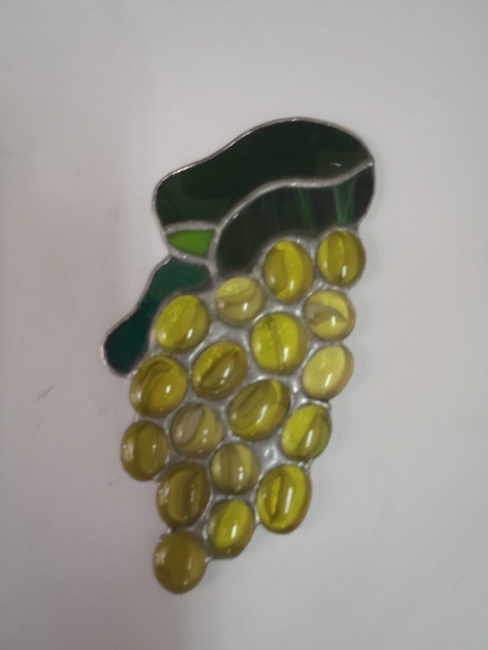 Une grappe de raisin jaune avec une tige verte