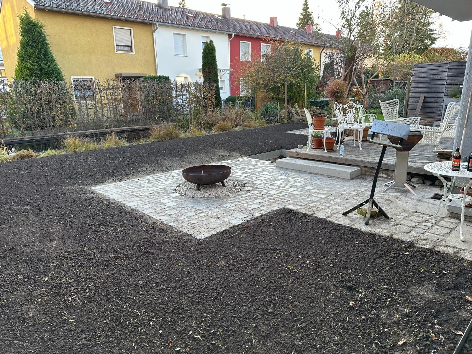 In der Mitte des Hofes befindet sich eine Feuerstelle.