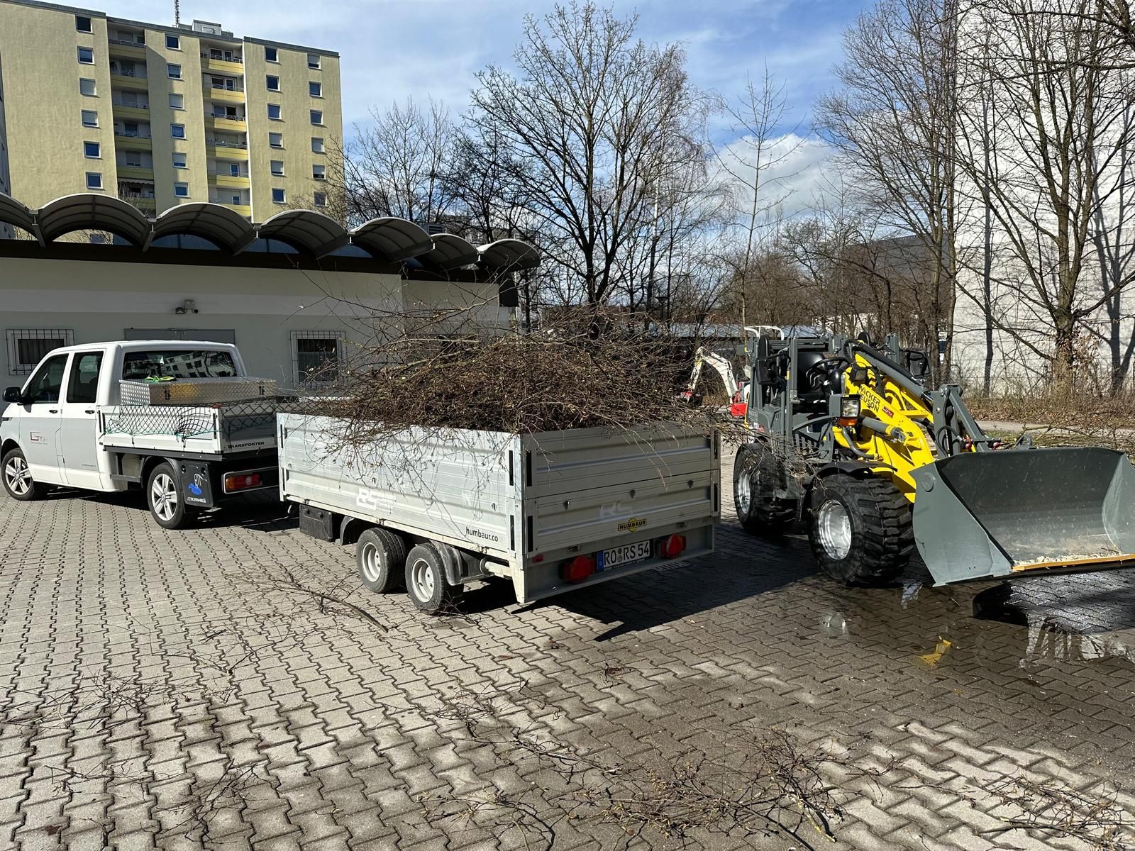 Ein LKW mit Anhänger wird von einer Planierraupe abgeschleppt.