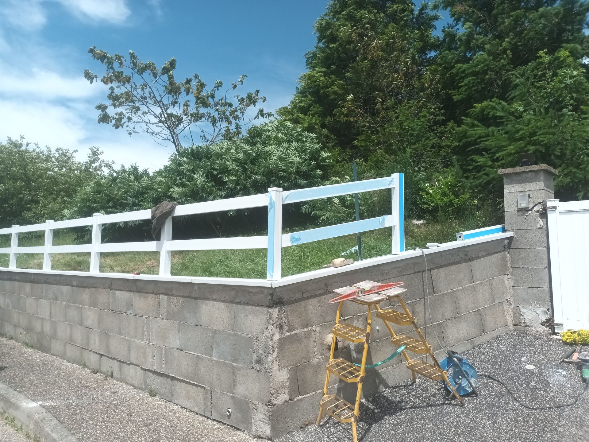 Déléage Frères en Haute-Loire - Clôture blanche