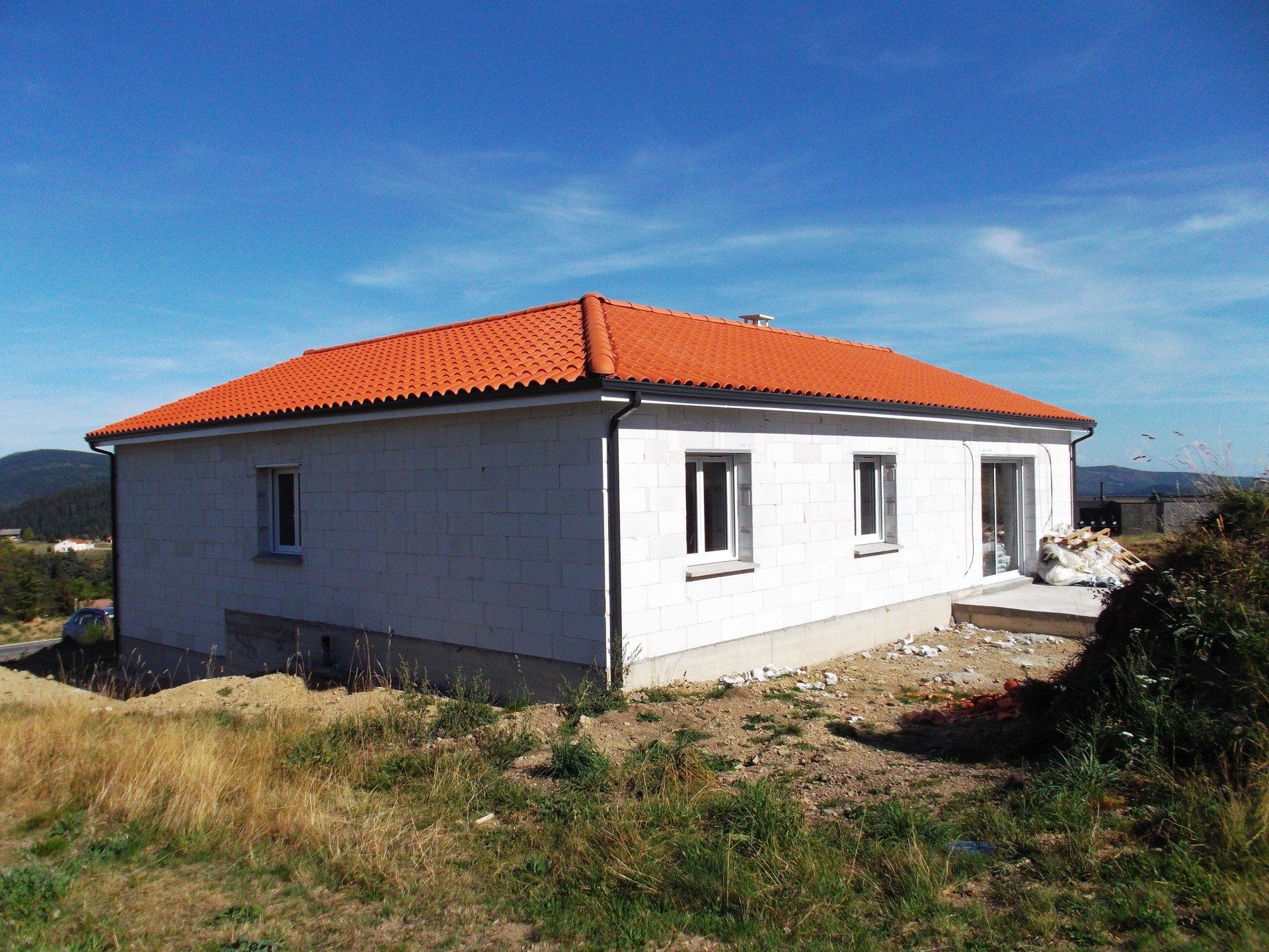 Déléage Frères en Haute-Loire - terrassement autour d'une maison rénovée