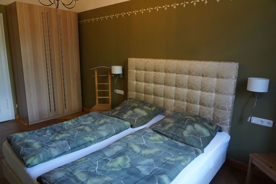 Helles, modernes Schlafzimmer mit sauberem, gemachten Bett